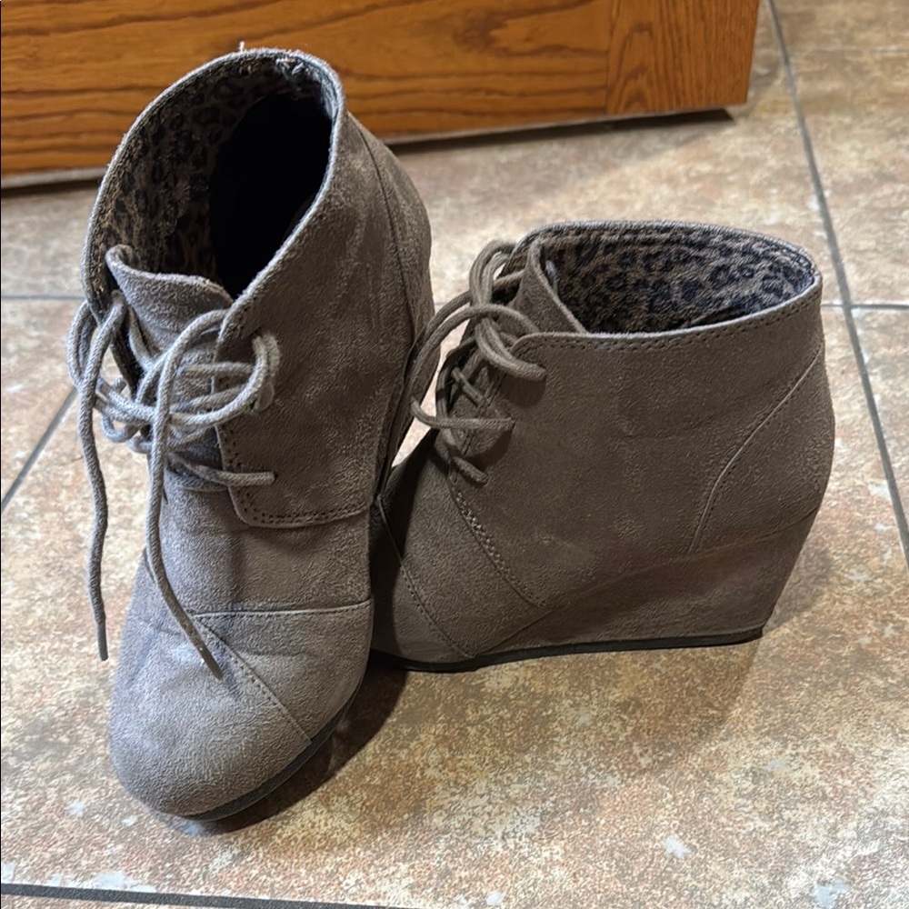 Cityclassified Gray Wedge Ankle Boots with Lace-Up Design